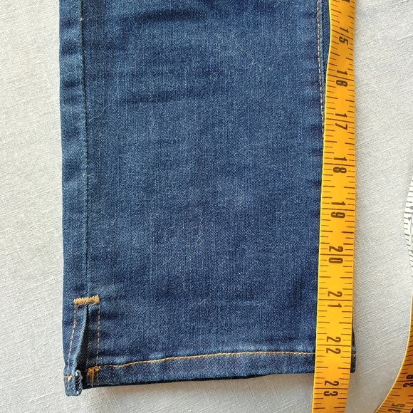 N/A. LIKE NEW Levis Totally Shaping Jean Capri pant - Picture 7 of 9
